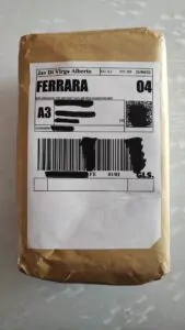3) Il pacco viene sigillato e applicata etichetta di spedizione, dove è presente come mittente solo la nostra Ragione Sociale
