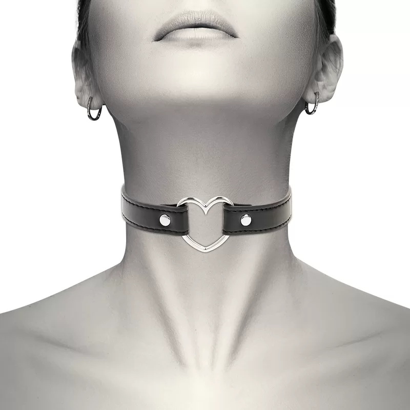 Collare Costrittivo Coquette con Anello a Forma di Cuore in Pelle Vegana